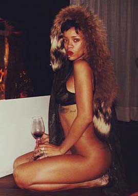 Γυμνές φωτογραφίες της Rihanna δίπλα στο τζάκι