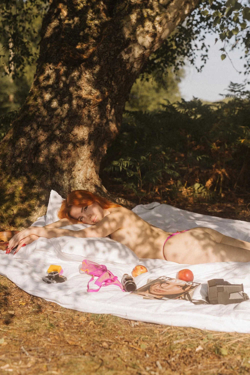 Η μουνάρα Scarlett Jones σε topless φωτογραφίες