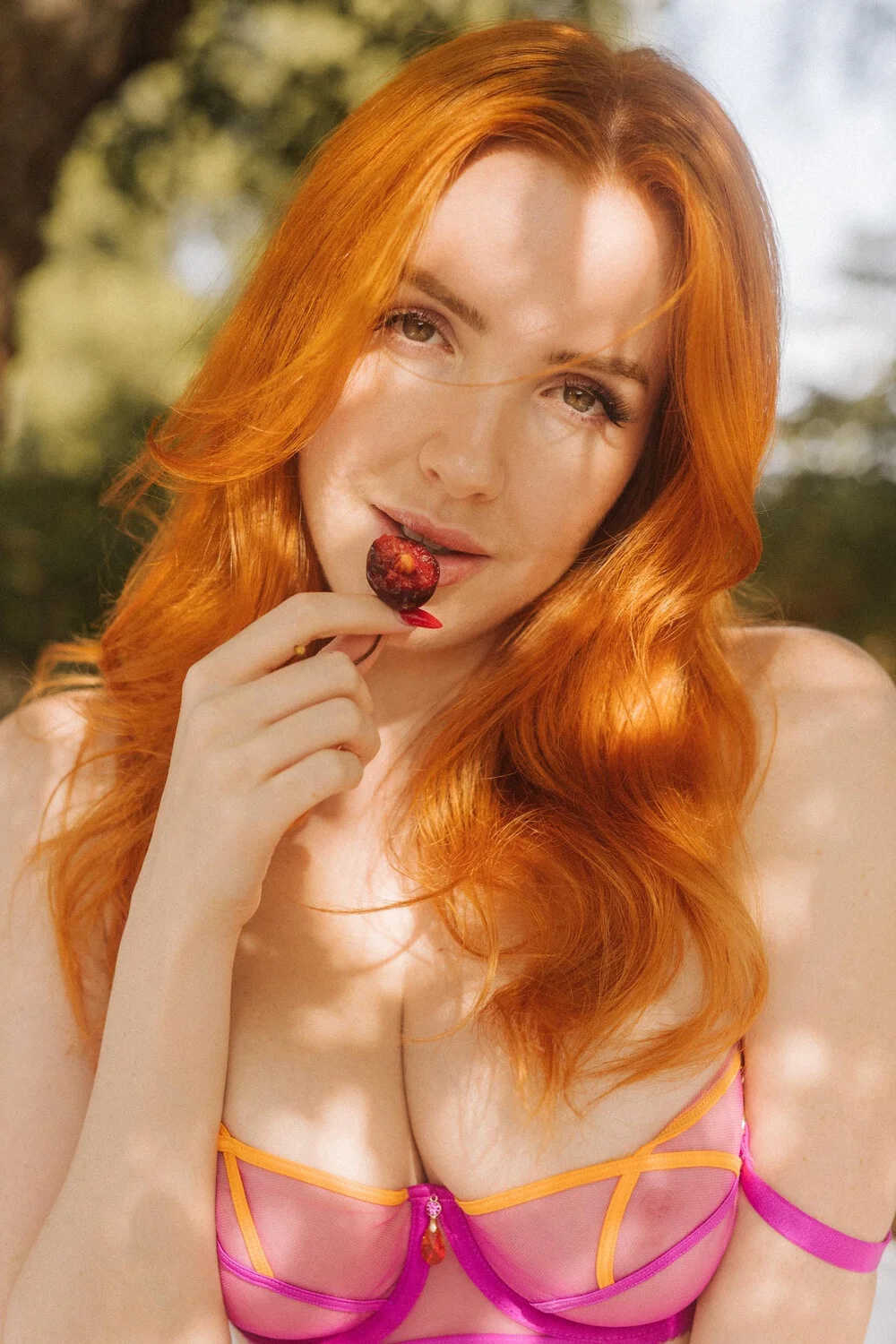 Η μουνάρα Scarlett Jones σε topless φωτογραφίες