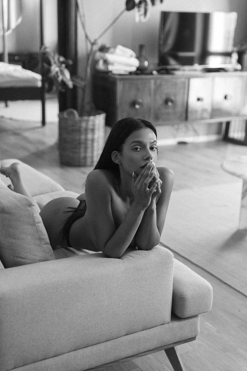 Η νεαρή μουνάρα μοντέλο Alexandra σε σέξι φωτογραφίες