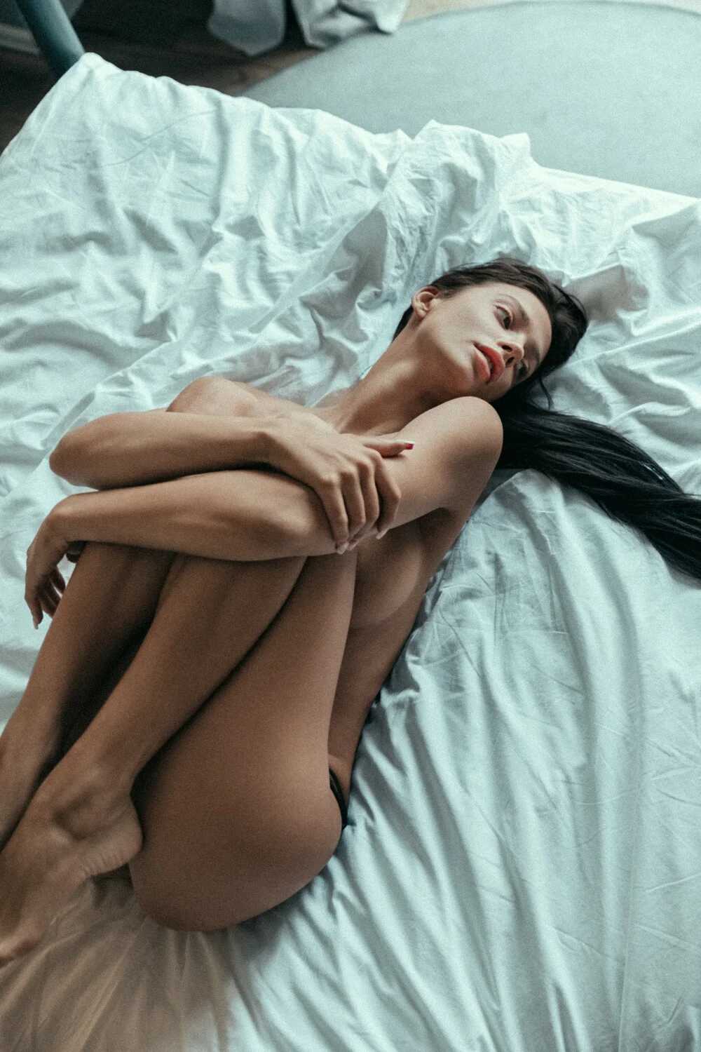 Η νεαρή μουνάρα μοντέλο Alexandra σε σέξι φωτογραφίες