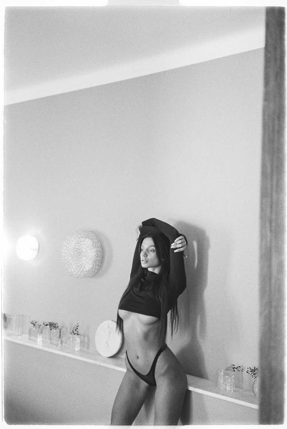 Η νεαρή μουνάρα μοντέλο Alexandra σε σέξι φωτογραφίες