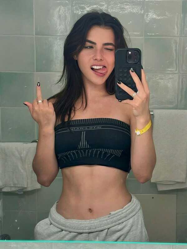 Γυμνές φωτογραφίες της νεαρής μουνάρας Andrea Botez