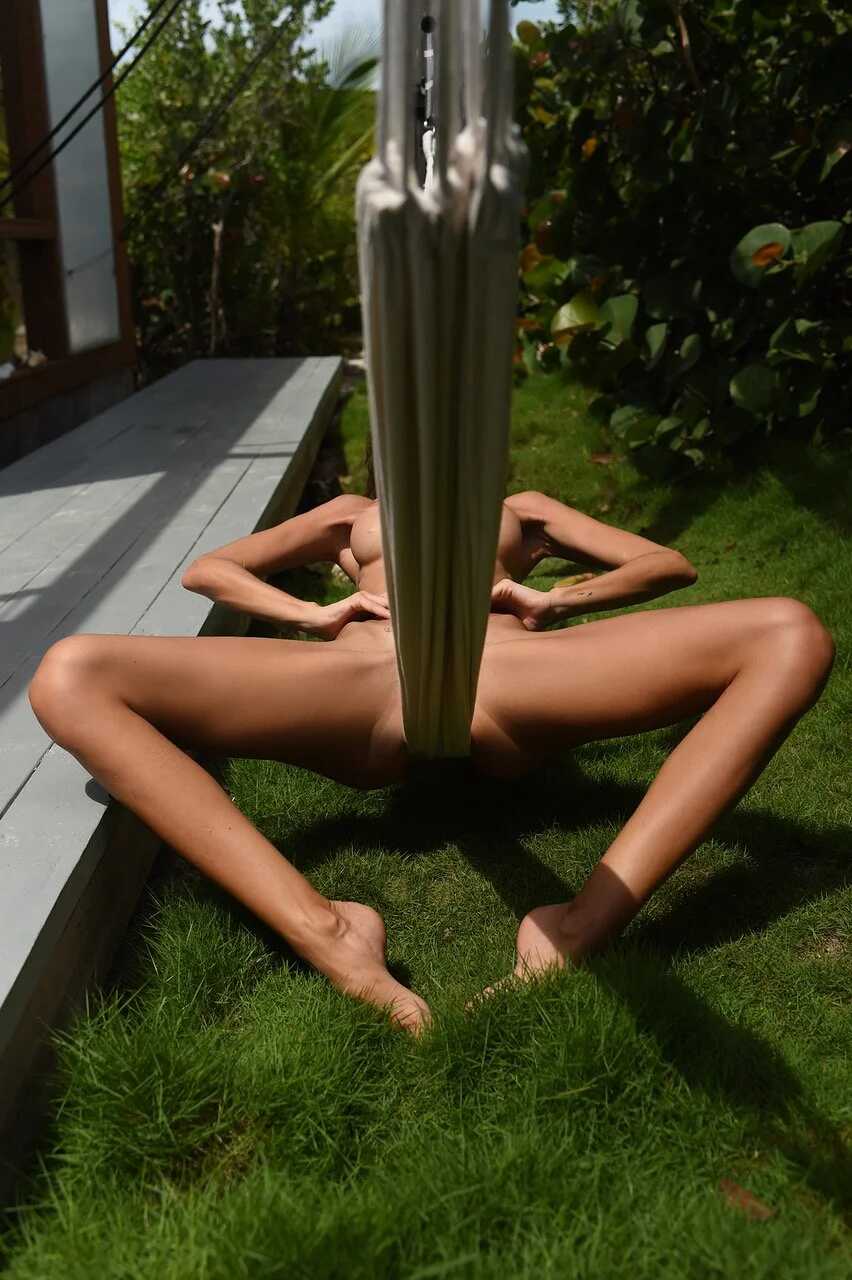 Γυμνές φωτογραφίες της μουνάρας μοντέλο Zuri As