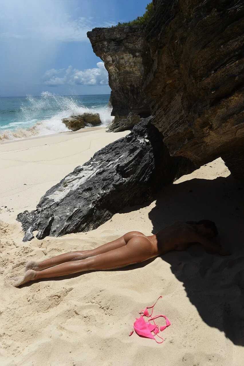 Γυμνές φωτογραφίες της μουνάρας μοντέλο Zuri As