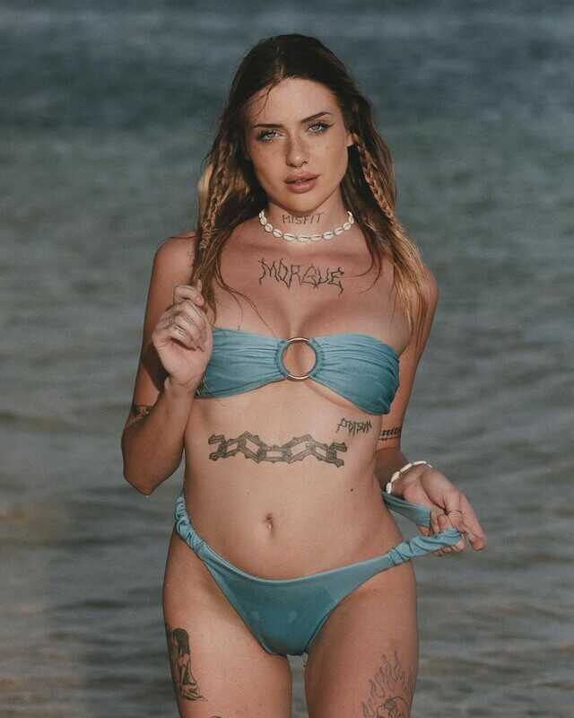 Το νεαρό μοντέλο Laura σε γυμνές φωτογραφίες