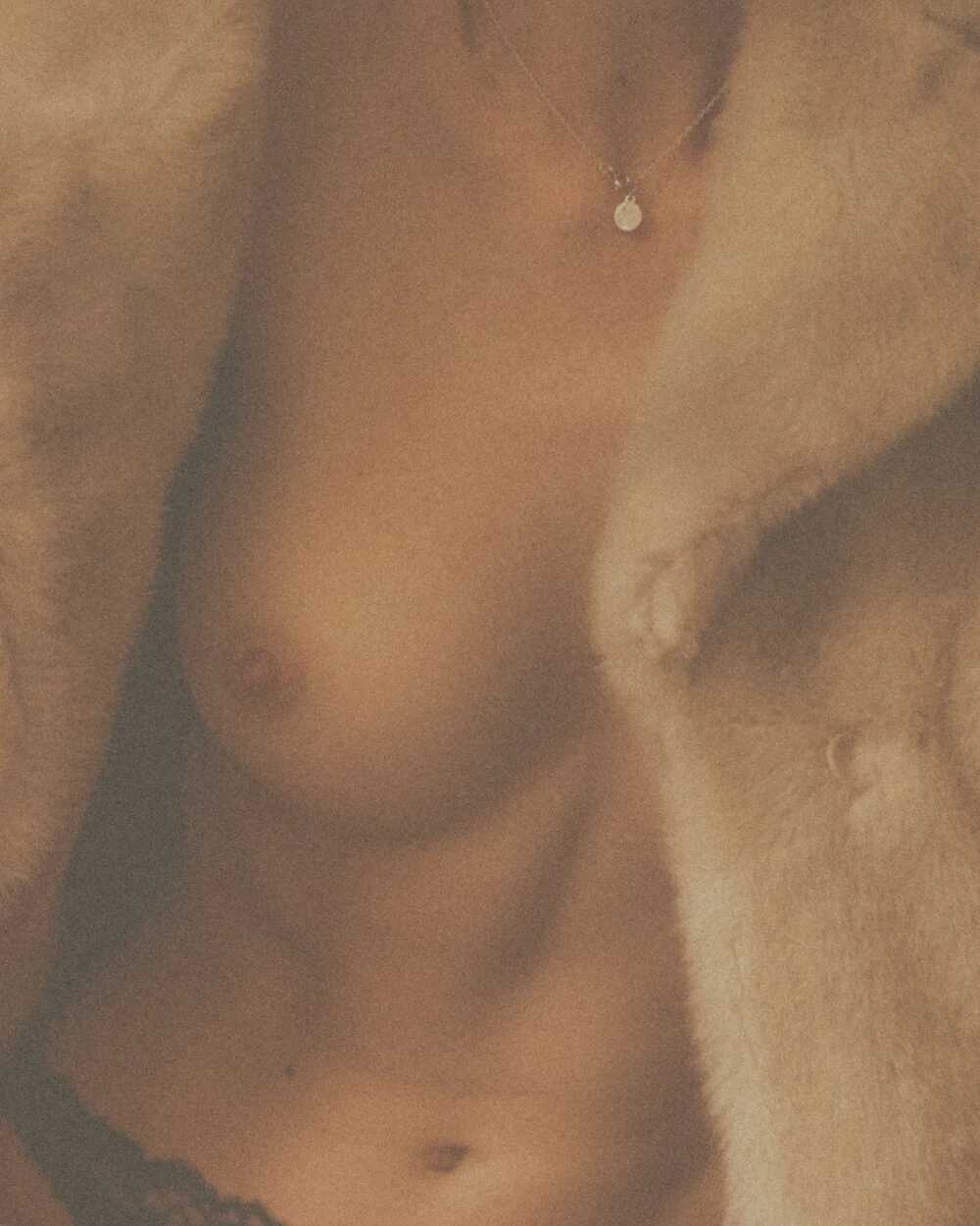 Σέξι γυμνές φωτογραφίες της Niki Anson