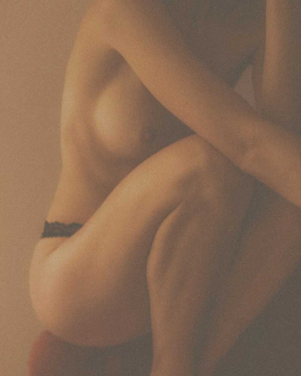 Σέξι γυμνές φωτογραφίες της Niki Anson