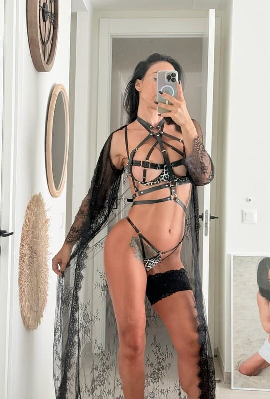 Η μουνάρα μοντέλο Federica Pacela σε topless και σέξι φωτογραφίες