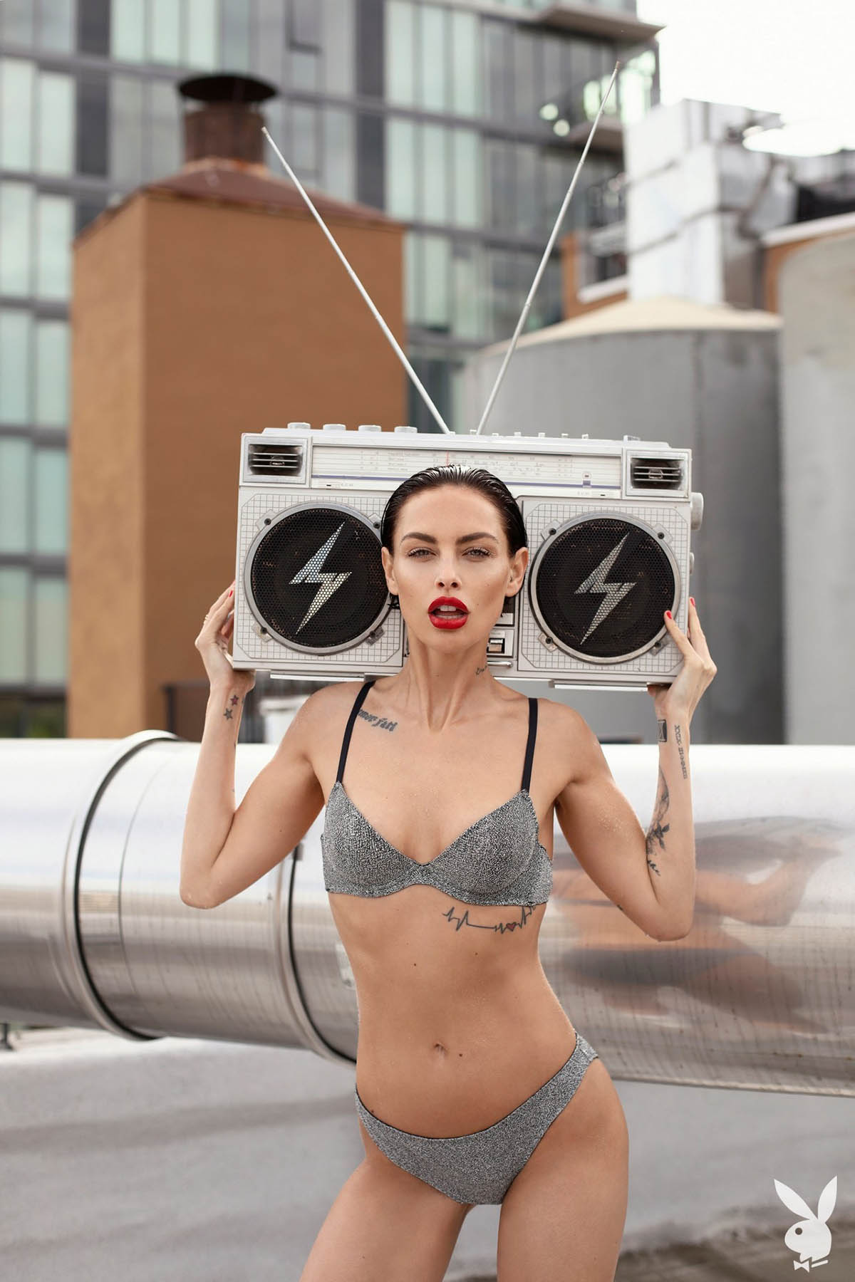 Topless φωτογραφίες της ηθοποιού και μοντέλου Teela Laroux