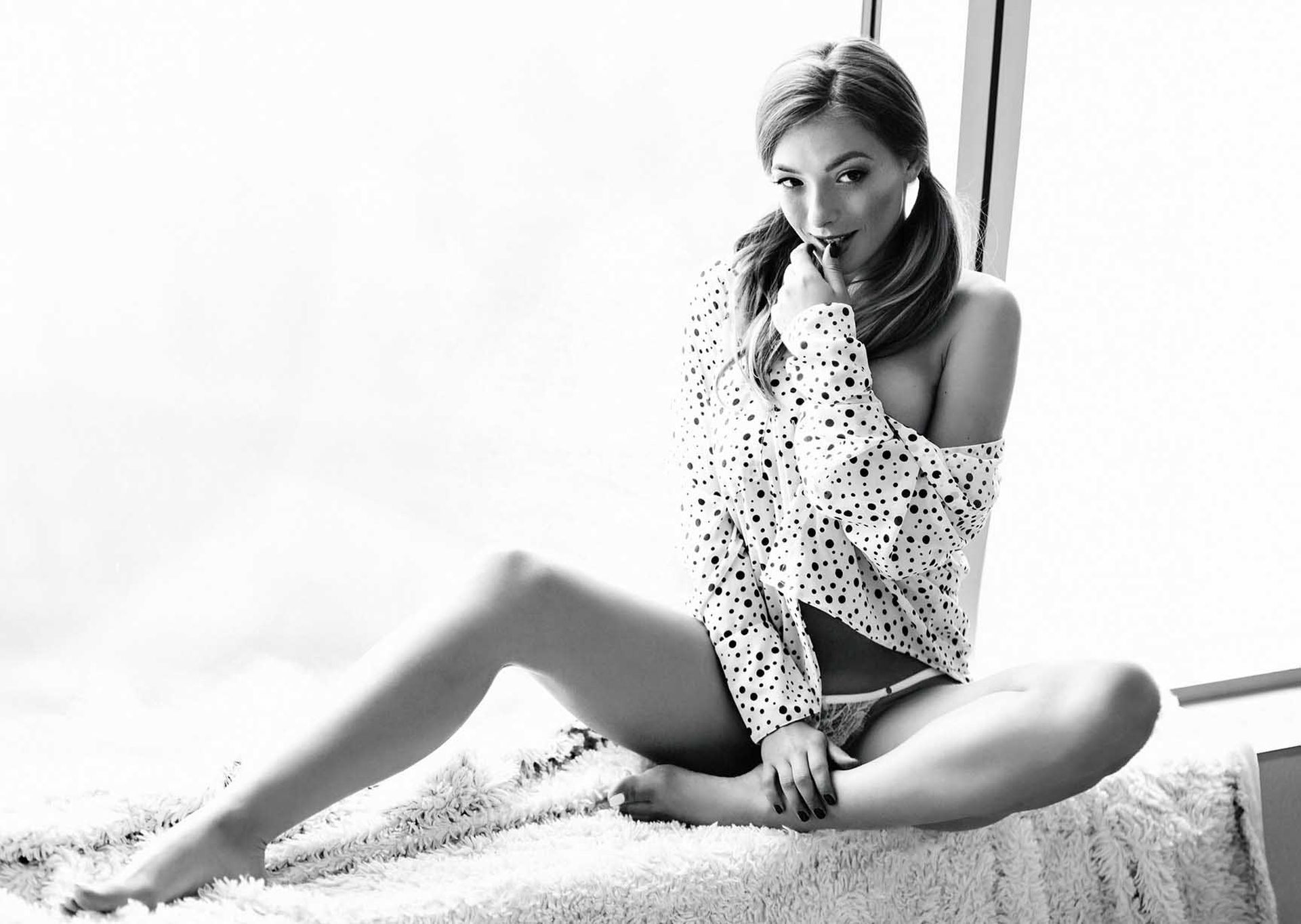 Αισθησιακές topless φωτογραφίες της ρωσίδας μοντέλο Olga Kobzar