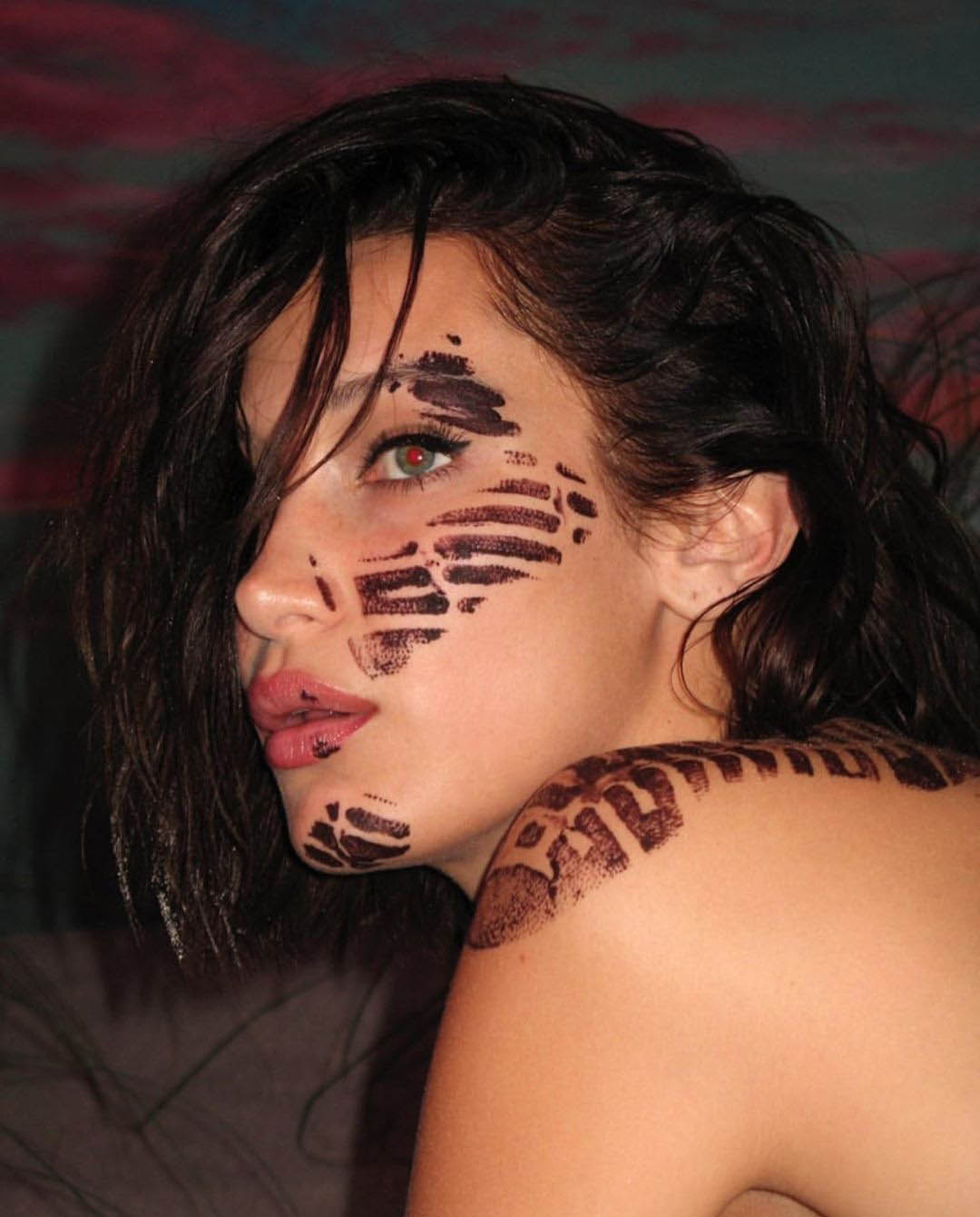Το διάσημο μοντέλο Μπέλα Χαντίντ σε topless φωτογράφηση
