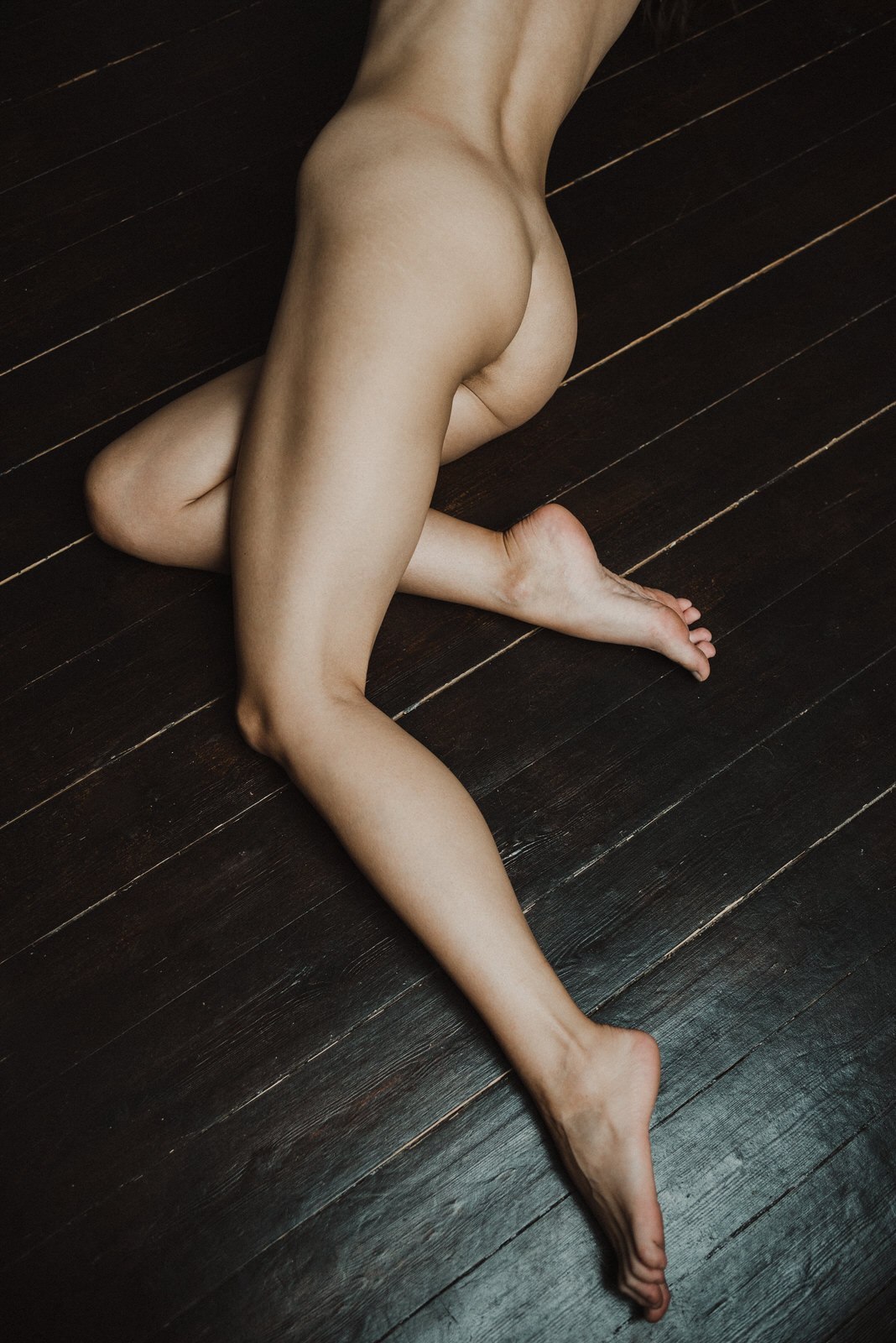 Νεαρό κορίτσι ποζάρει γυμνή για χάρη του Instagram