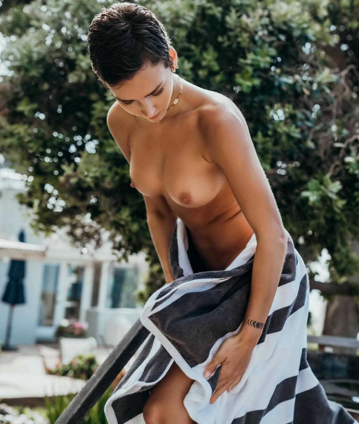 Η μουνάρα μοντέλο Rachel Cook σε topless φωτογραφίες