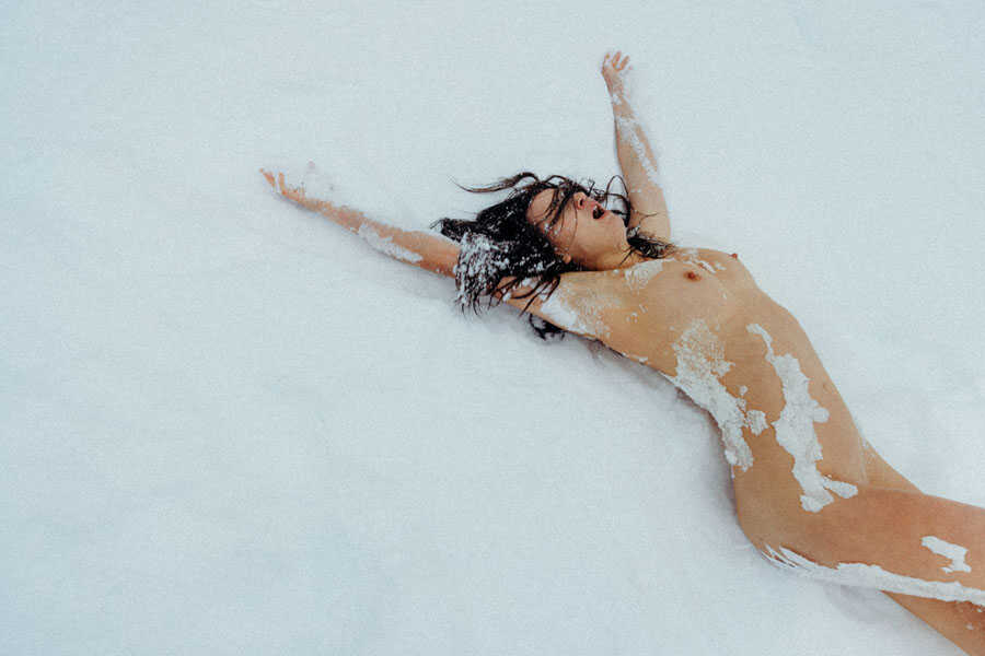 Η μουνάρα Eka Homovec κυλιέται γυμνή στο χιόνι