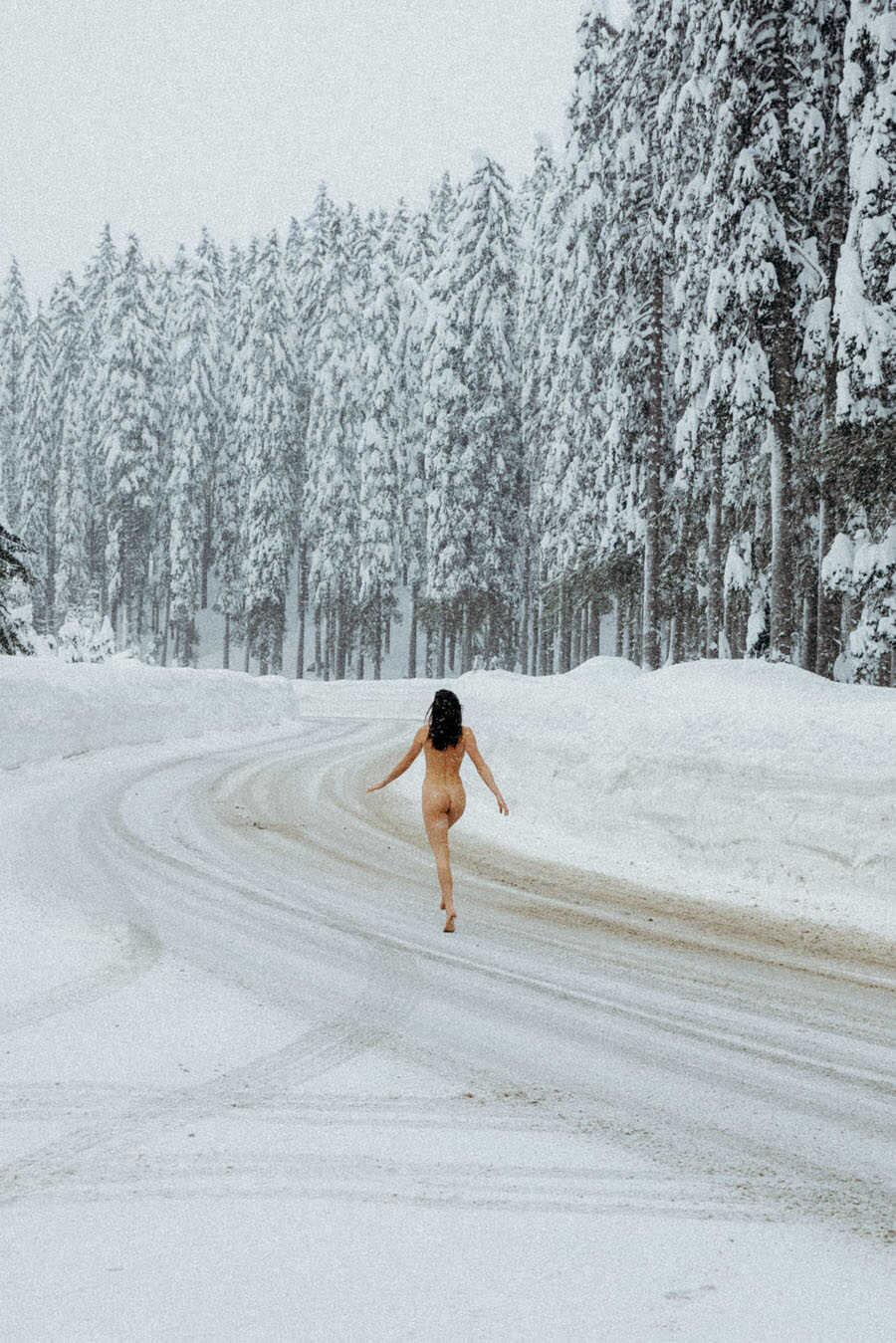 Η μουνάρα Eka Homovec κυλιέται γυμνή στο χιόνι