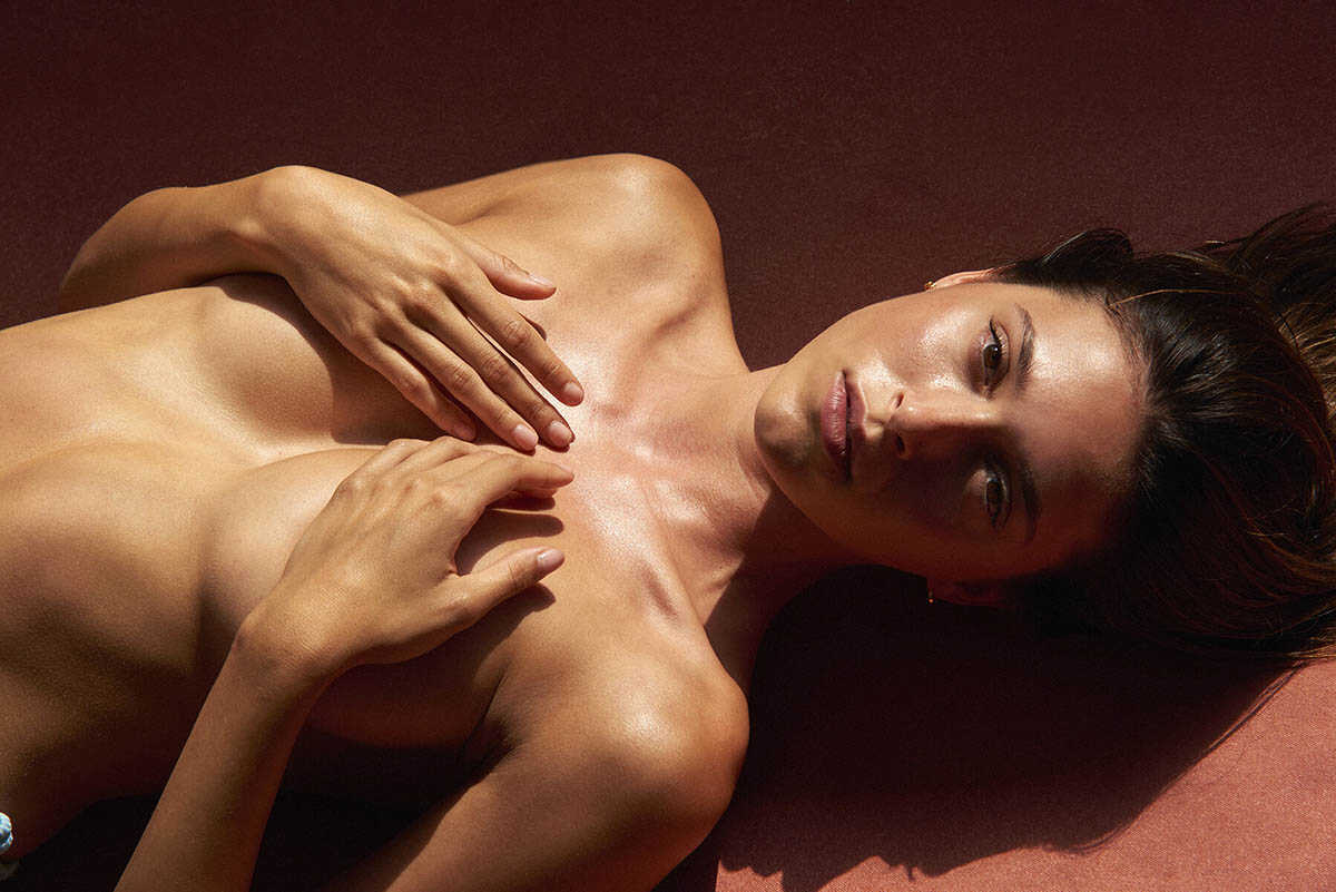Το νεαρό μοντέλο Nuria Oliu σε γυμνές φωτογραφίες