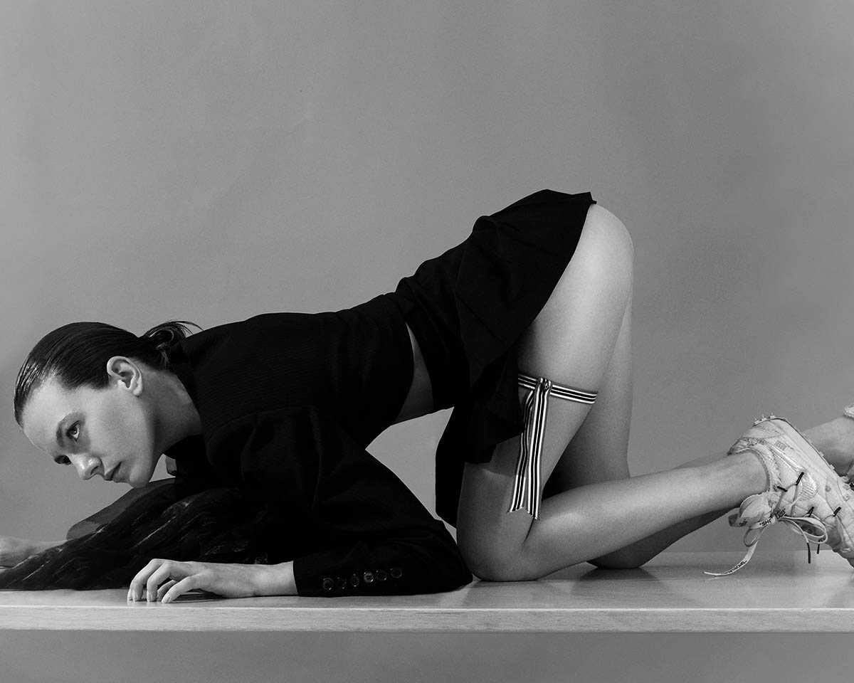 Η μουνάρα μοντέλο Lyse Duflos σε topless φωτογράφηση