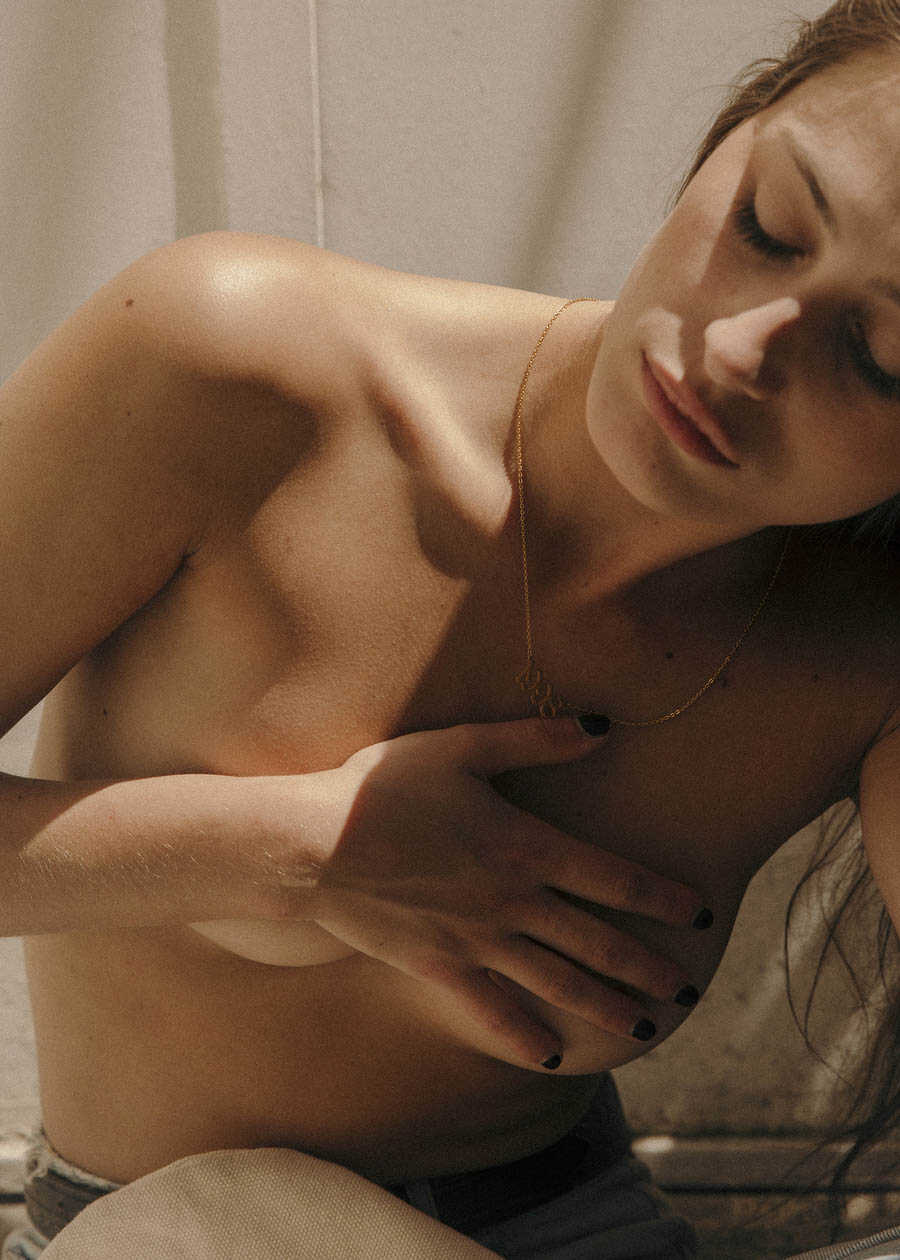 Topless φωτογραφίες της νεαρής Charlotte Guillonneau