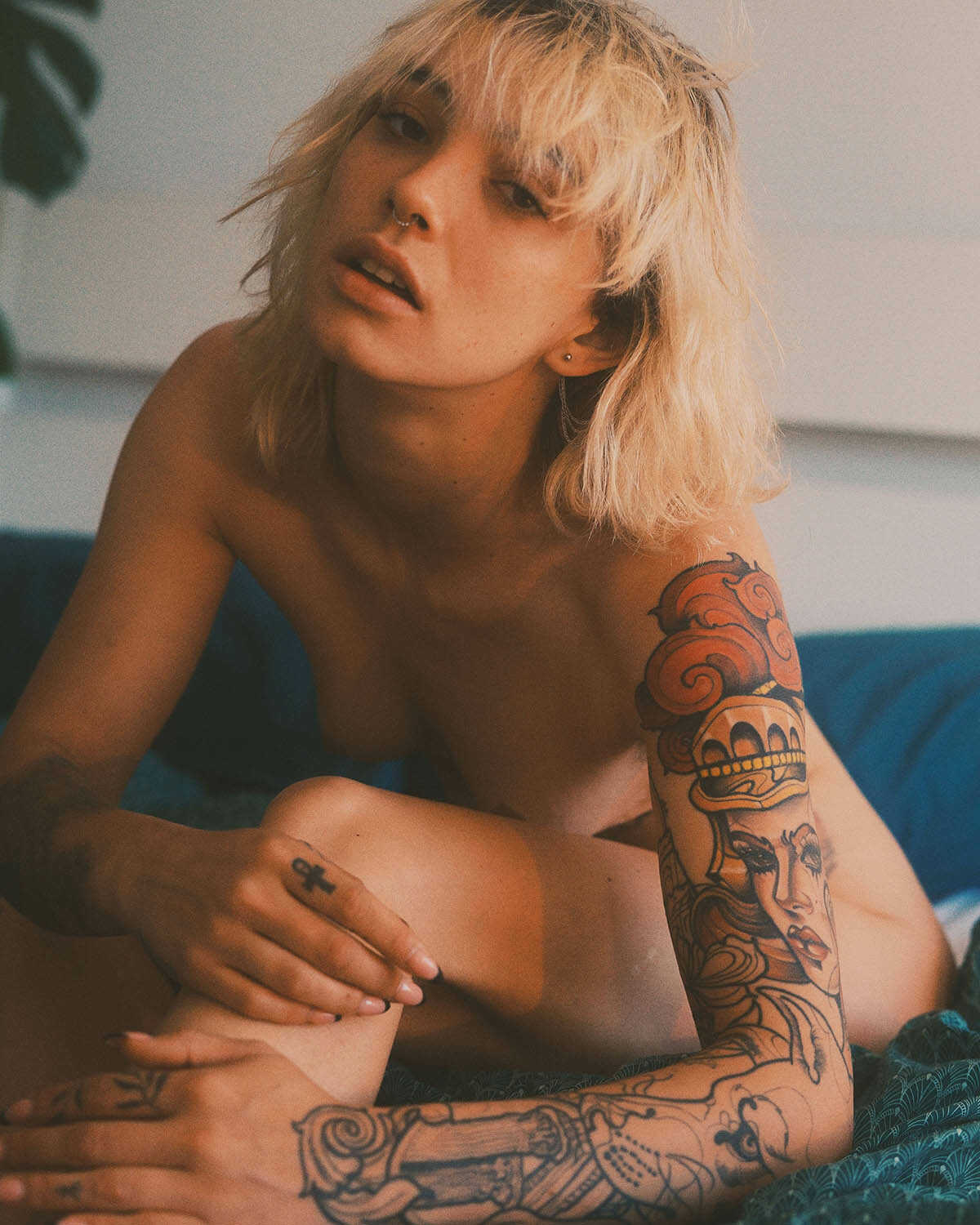 Γυμνή φωτογράφηση του γεμάτου τατουάζ σώματος της Witchy Pixie