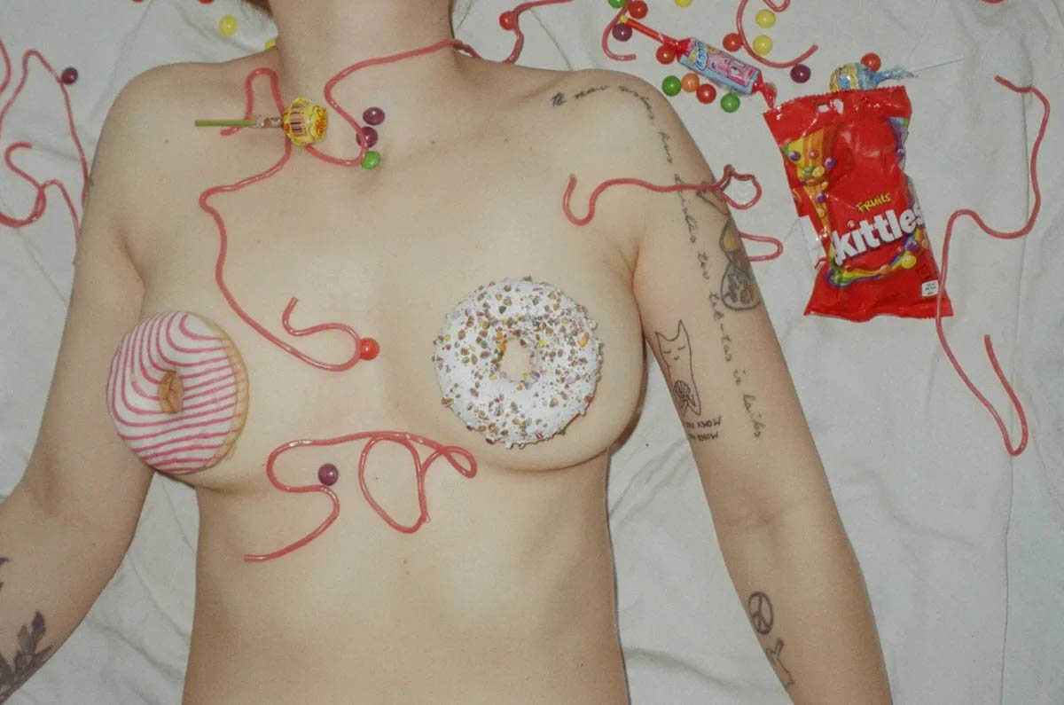 Η Amalie Dot γυμνή πασαλείβεται με φρούτα και donuts