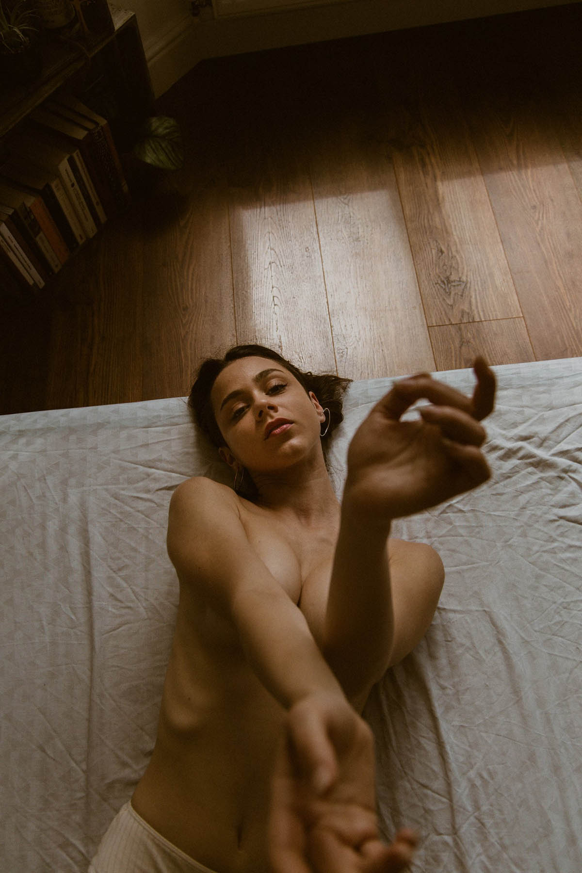 Η Nausicaa Yami ποζάρει σε αισθησιακές γυμνές φωτογραφίες
