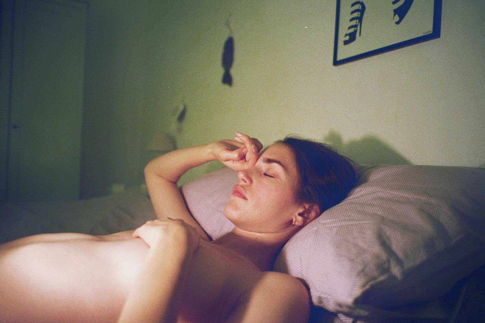 Η μουνάρα Julia Danko σε γυμνές φωτογραφίες στο σπίτι της