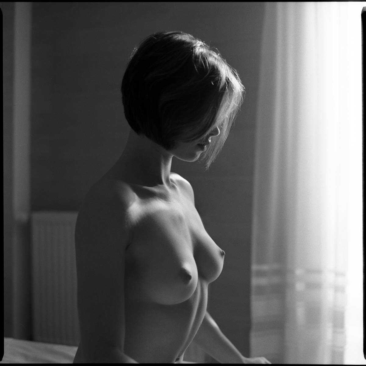 Η μουνάρα μοντέλο Sophie la Sage είναι κάβλα σε γυμνές φωτογραφίες