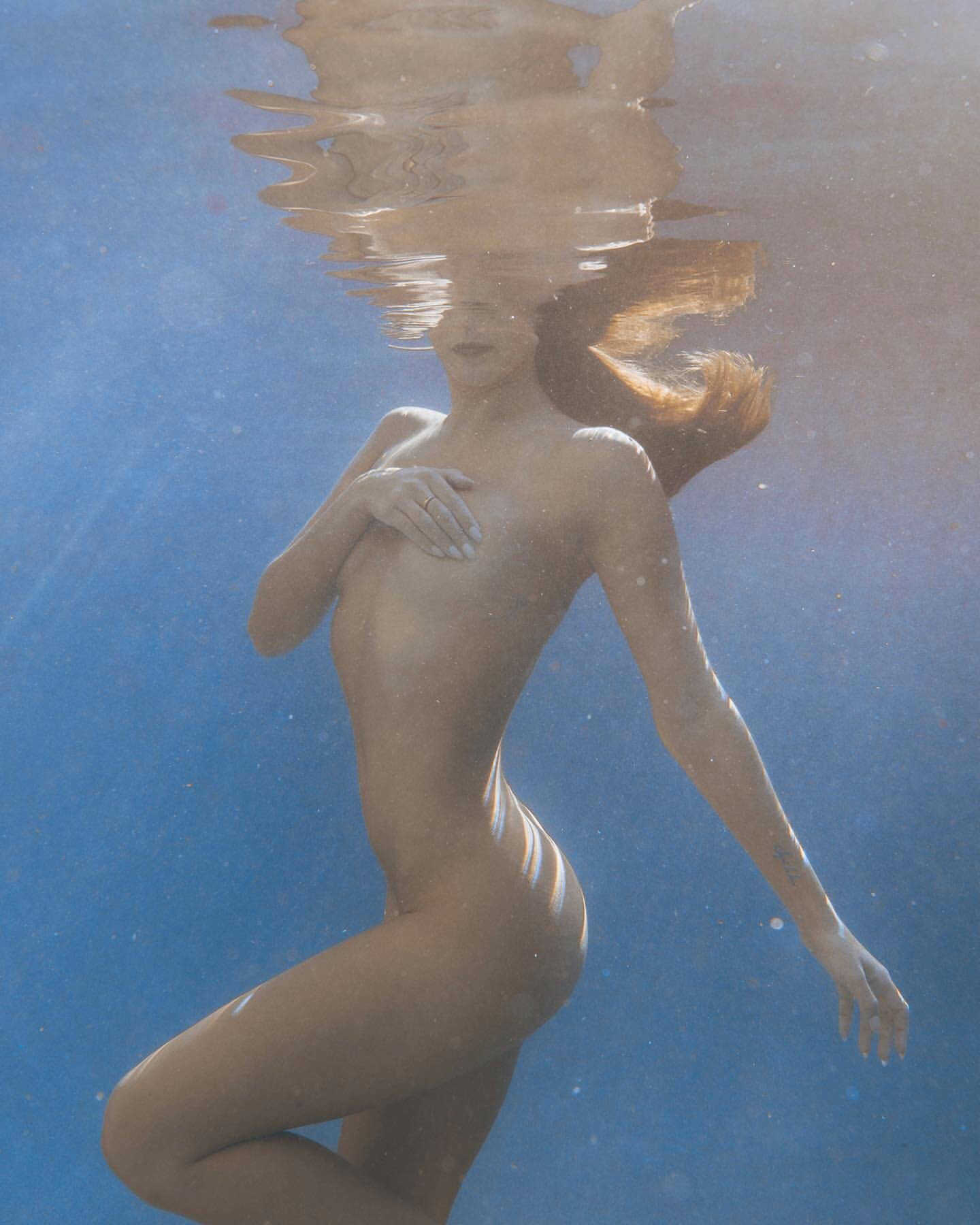Η μουνάρα μοντέλο Carmella Rose σε topless φωτογραφίες