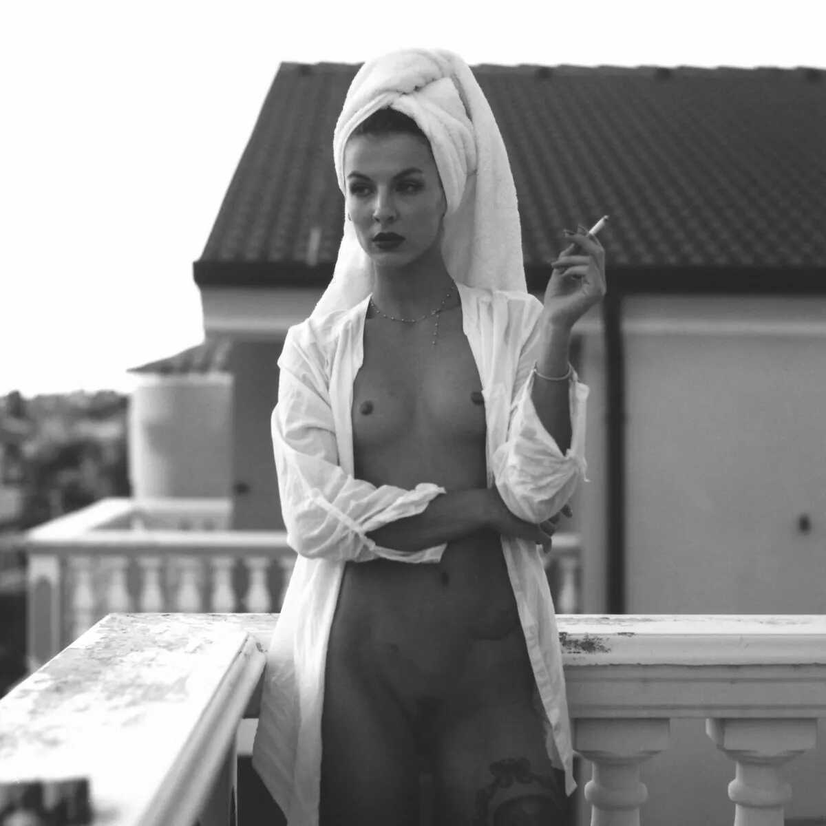 Γυμνή φωτογράφηση του μοντέλου Anna Krutska στο μπαλκόνι