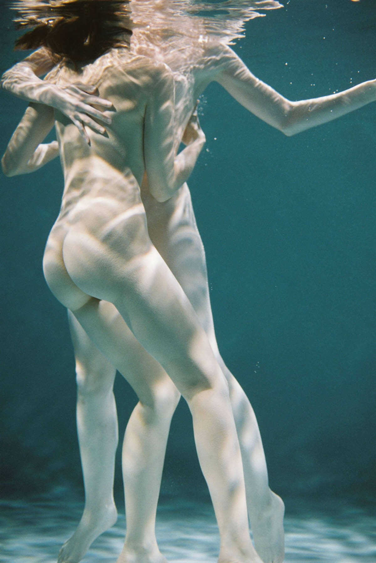 Γυμνά μοντέλα σε υποβρύχια φωτογράφηση