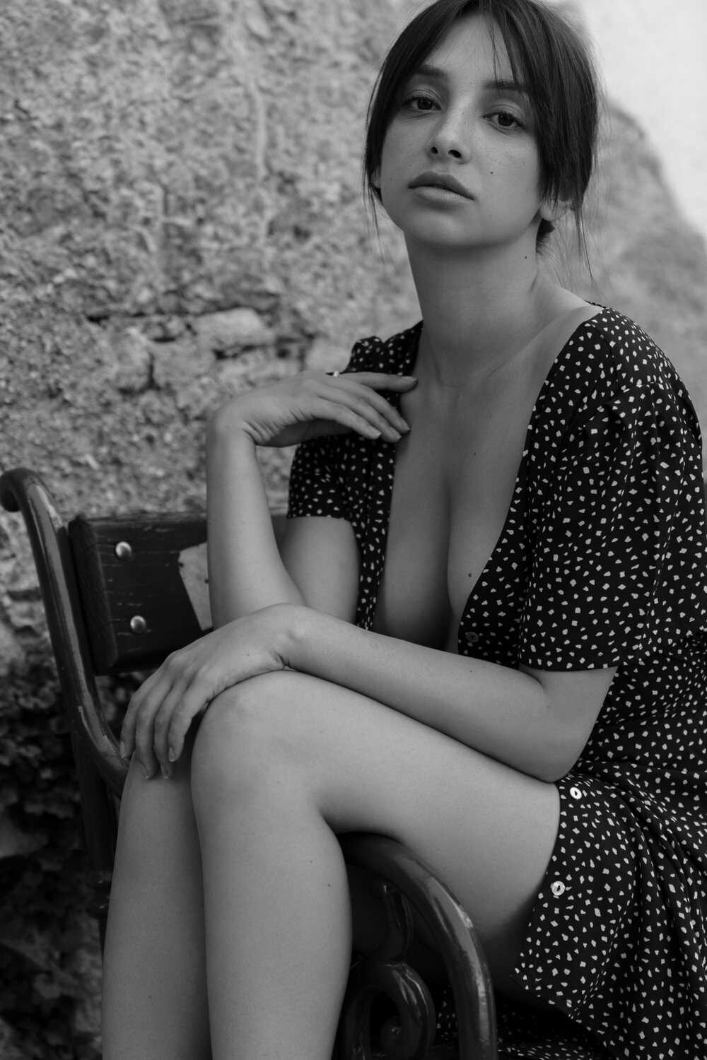 Topless φωτγογραφίες της νεαρής μοντέλου Olivia Linz