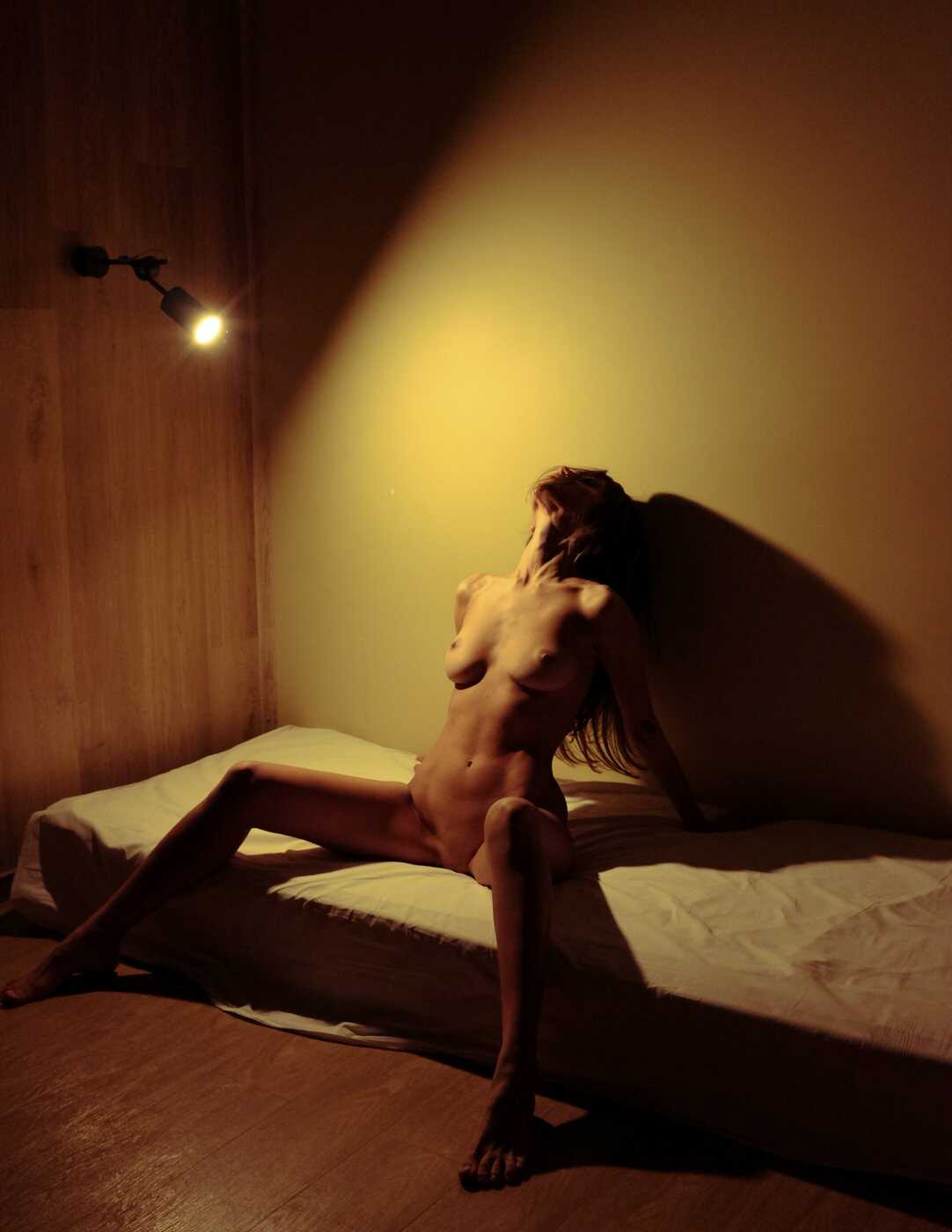 Η μουνάρα μοντέλο Poline σε κάβλα γυμνές φωτογραφίες