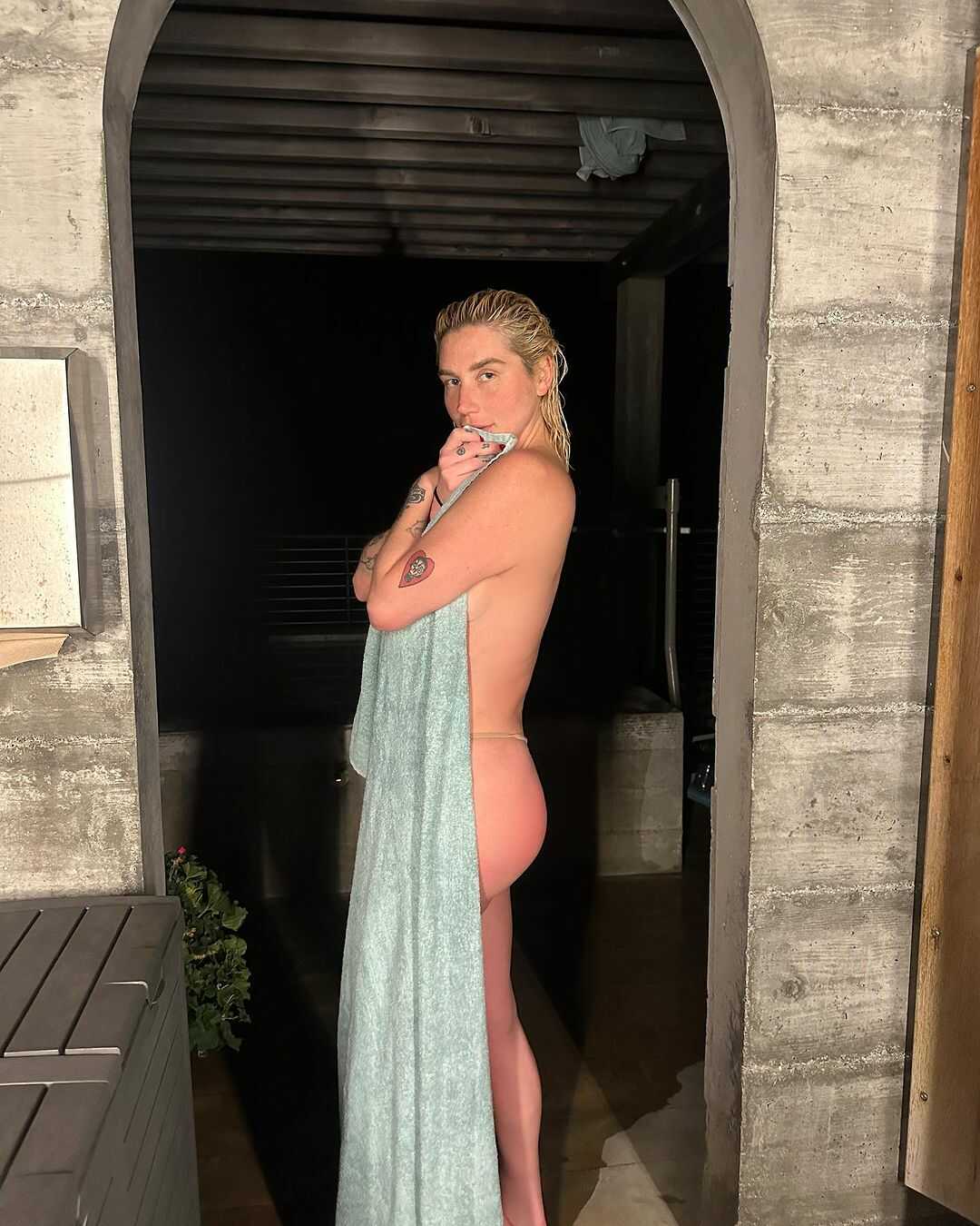 Η Ke$ha γυμνή σε σέξι φωτογραφίες