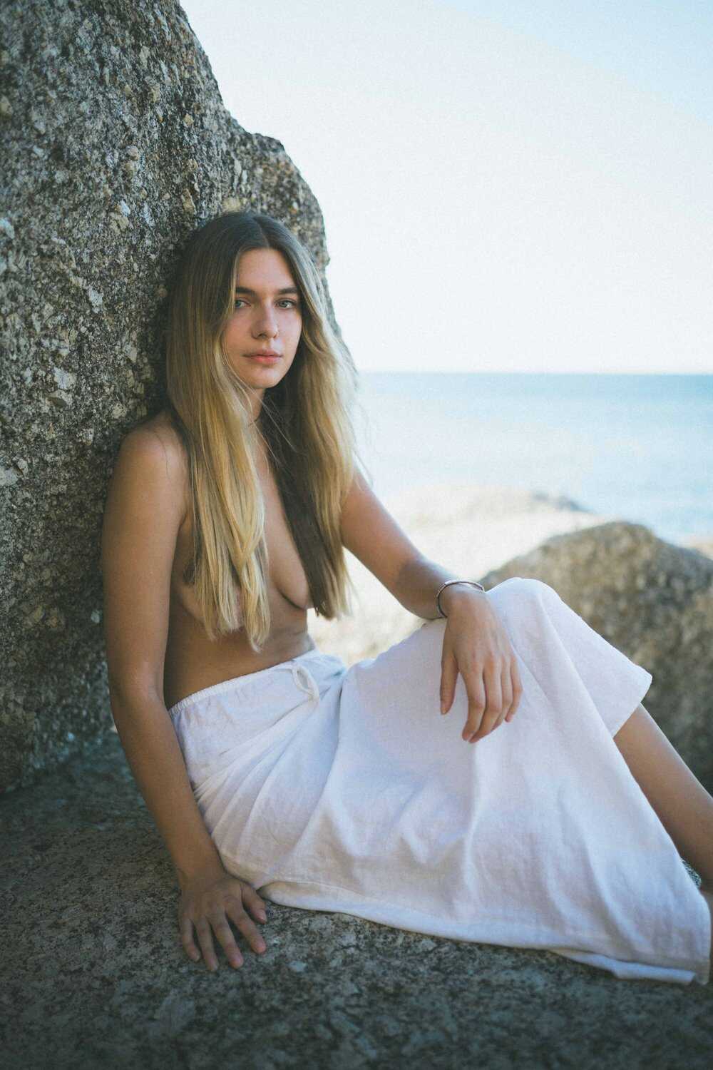 Η μουνάρα νεαρή μοντέλο Olivia Karas σέξι και τοπλες