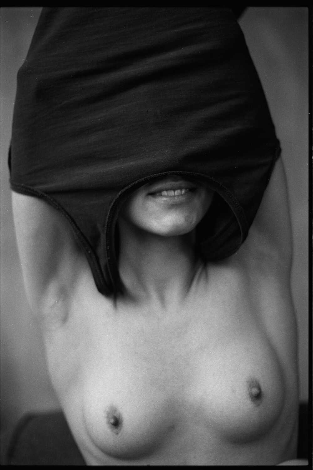 Γυμνές φωτογραφίες της νεαρής μουνάρας Sonya G