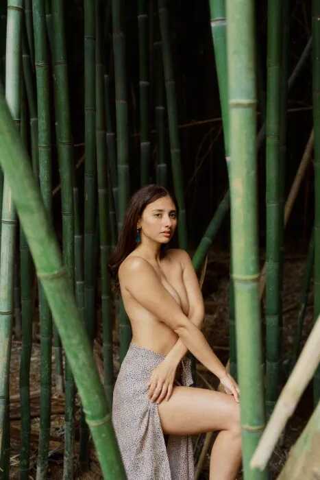 Topless φωτογραφίες της εξωτικής Alexandra Dotti