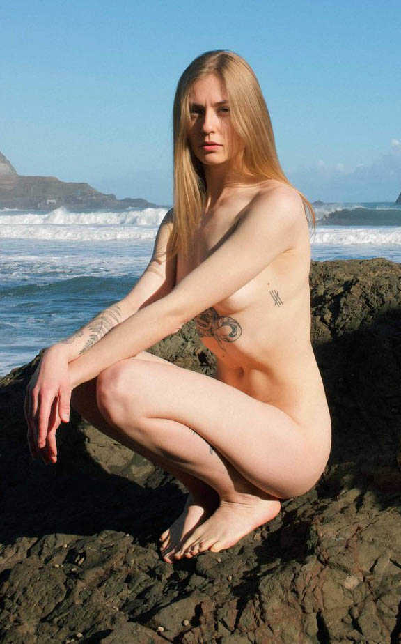 Η μουνάρα μοντέλο Charlotte Simon γυμνή