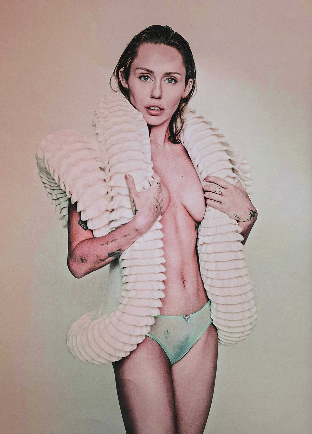 Η Miley Cyrus σε γυμνές φωτογραφίες