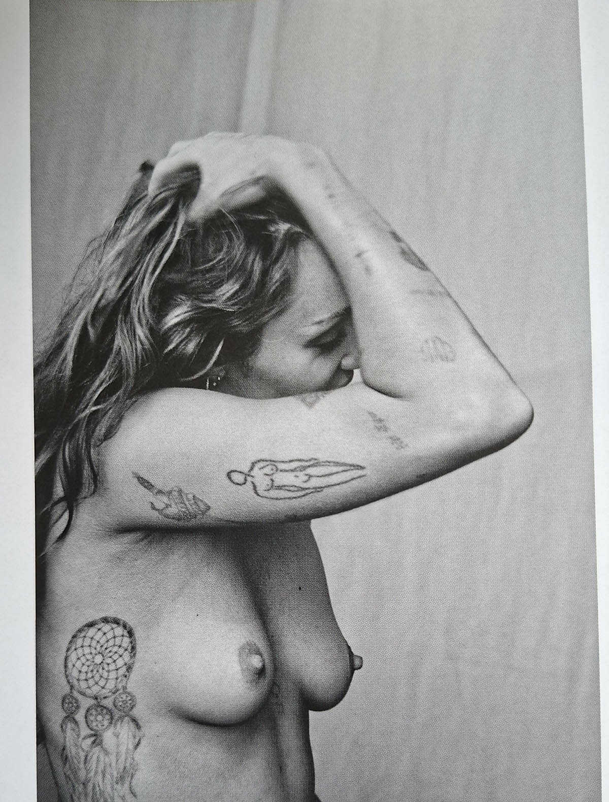 Η Miley Cyrus σε γυμνές φωτογραφίες