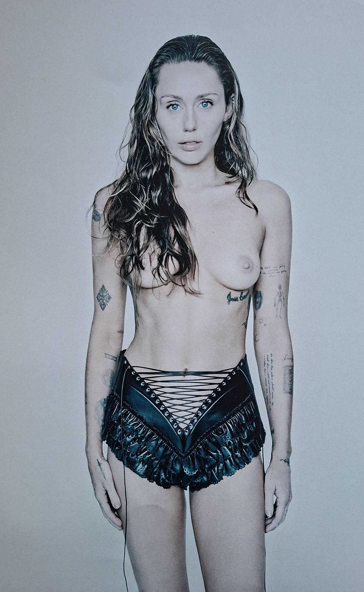 Η Miley Cyrus σε γυμνές φωτογραφίες